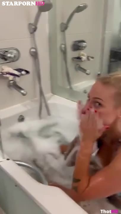 Ebanie Bridges Onlyfans Leaked – Naked body in bathtub !!!